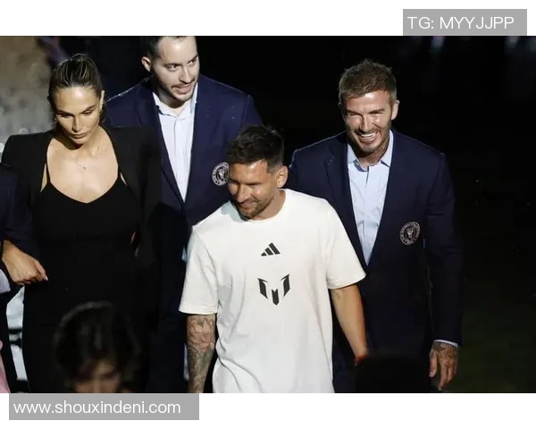 足球球星用筷子吃饭的另类风采与文化碰撞揭秘 足球球星用筷子吃饭的另类风采与文化碰撞揭秘